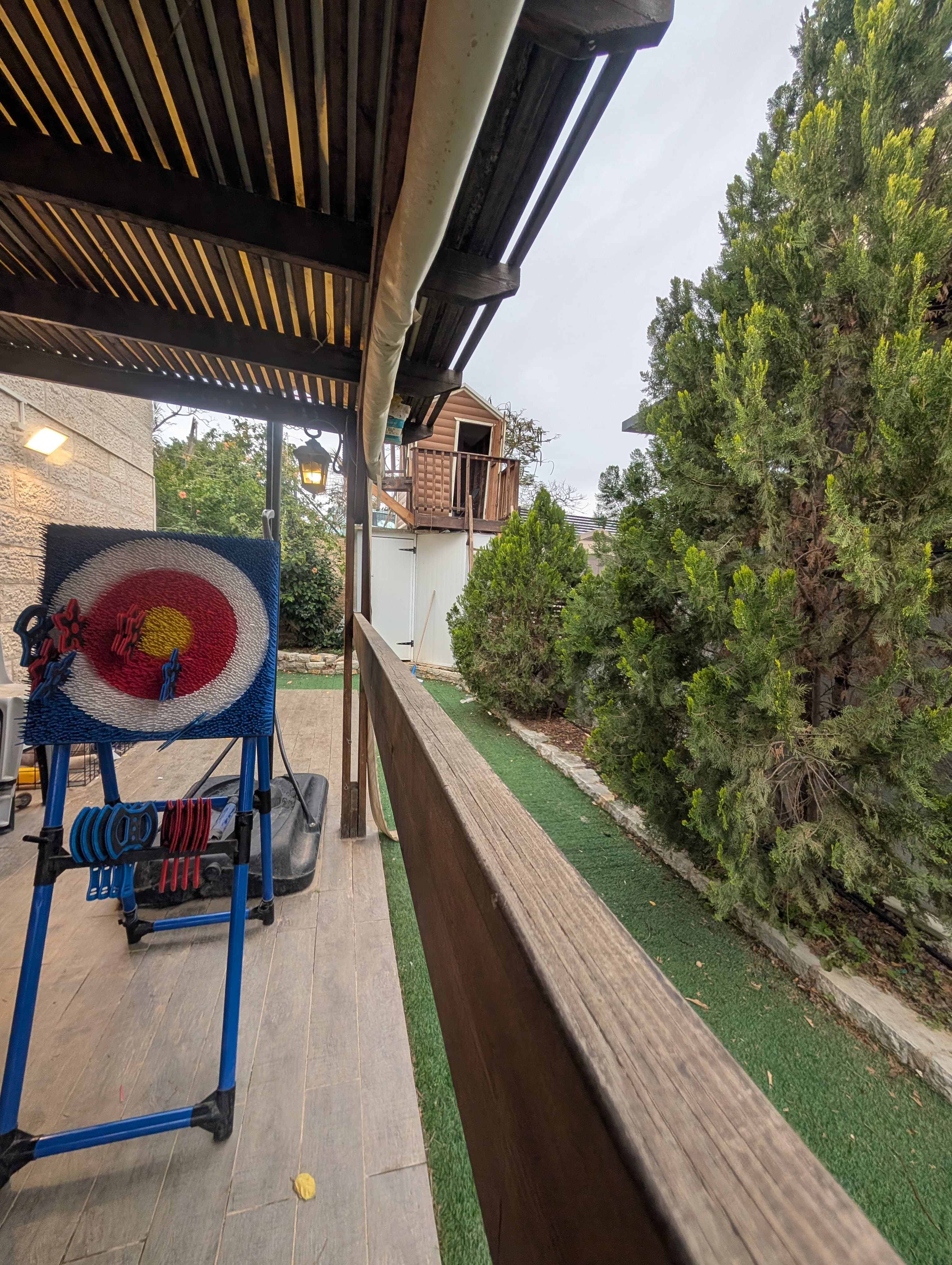 Outdoor axe throwing target